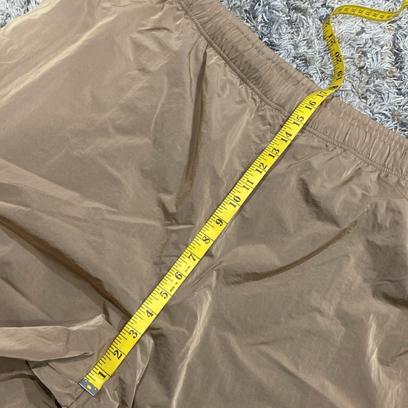 Nwt Good American Shine Boyfriend Cargo Pant in putty, size 6(3X) - Picture 11 of 16